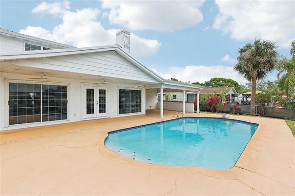 Exterior, Pool