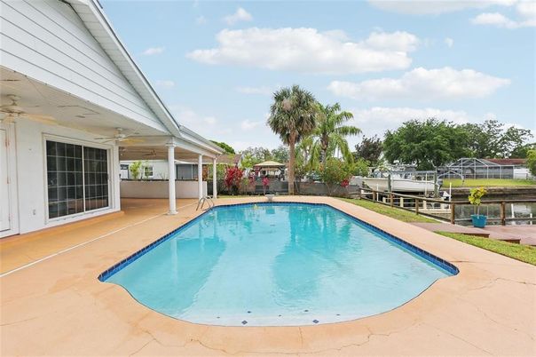 Exterior, Pool
