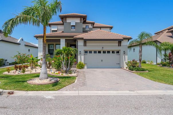 Attached, Exterior, Facade, Mediterranean