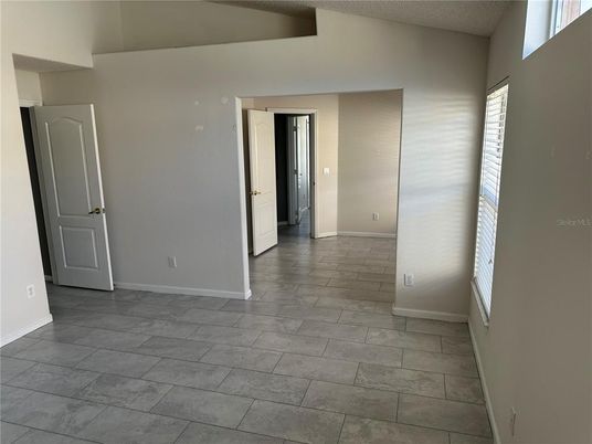 Empty room, Interior