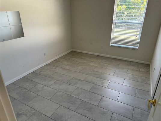 Empty room, Interior