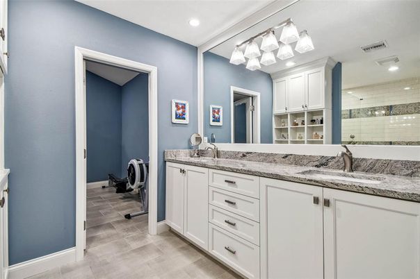 Bathroom, Dual Sink Vanities, Interior, Recessed Lighting