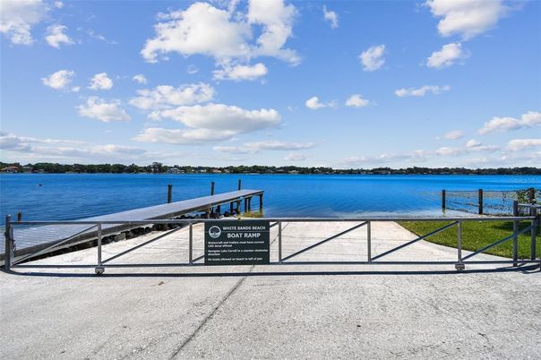 Exterior, Lake