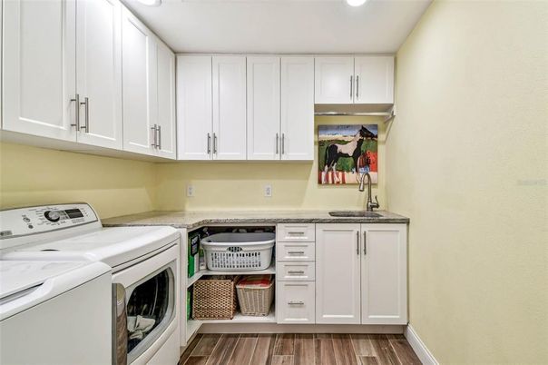Interior, Recessed Lighting, Washer, Wood Texture Flooring
