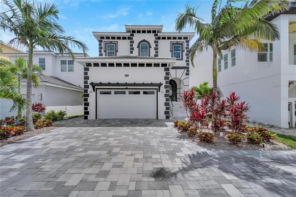 Attached, Exterior, Facade, Mediterranean