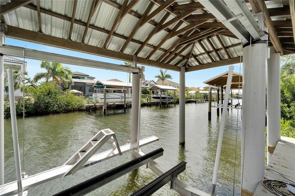Exterior, Lake