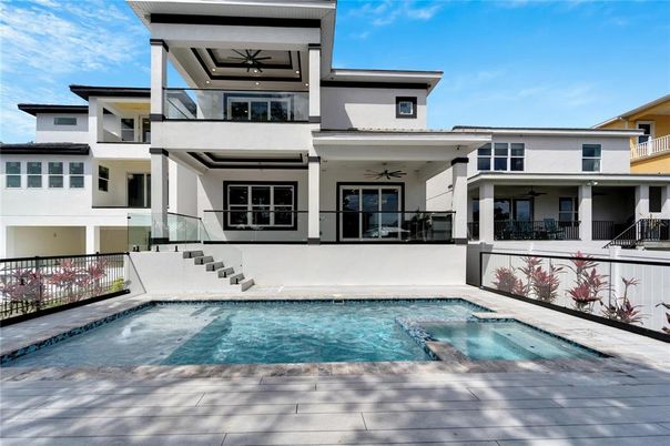 Exterior, Facade, Pool, Modern