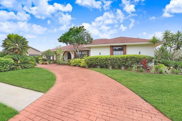 Backyard, Exterior, Facade, Brick Facade, Ranch