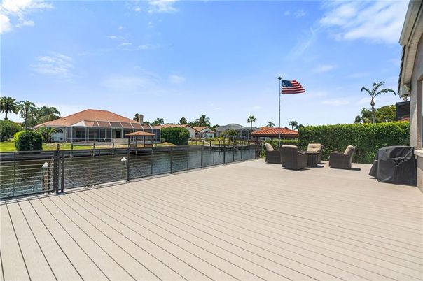 Exterior, Lake