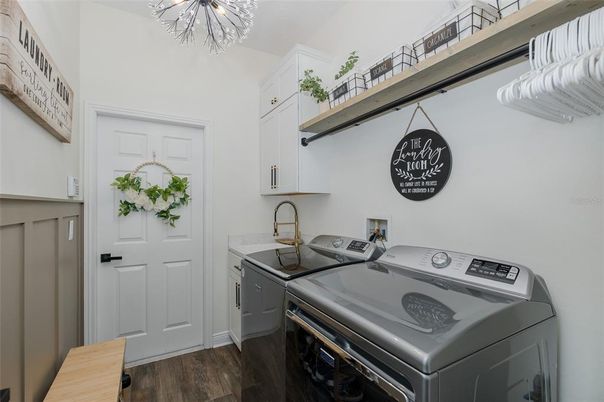 Interior, Washer, Wood Texture Flooring