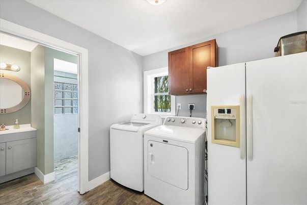 Interior, Utility Closets, Washer, Wood Texture Flooring