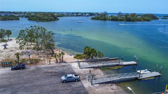 Exterior, Lake