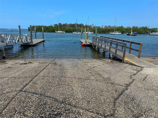 Exterior, Lake