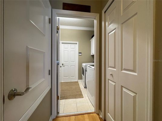 Interior, Washer, Wood Texture Flooring