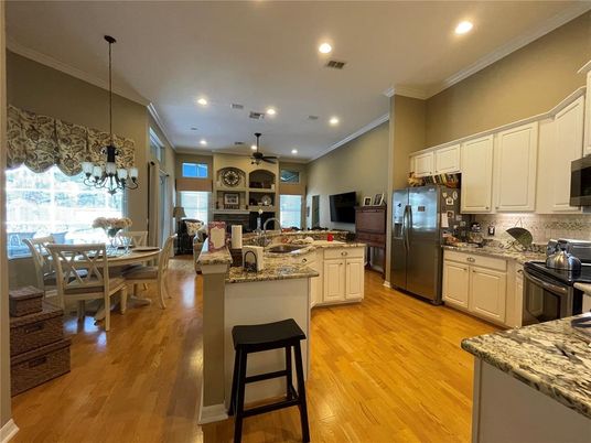 Chandelier, Dining room, Interior, Kitchen, Pendant Lights, Recessed Lighting, Wood Texture Flooring