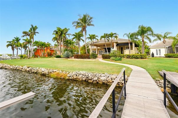 Exterior, Lake