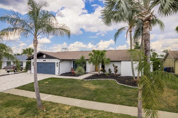 Attached, Exterior, Facade, Ranch
