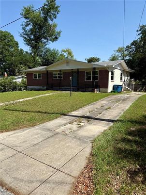 Backyard, Exterior, Facade, Brick Facade, Ranch