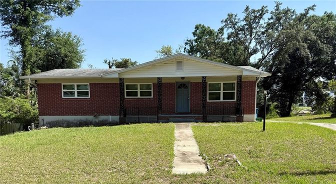 Exterior, Facade, Brick Facade, Ranch