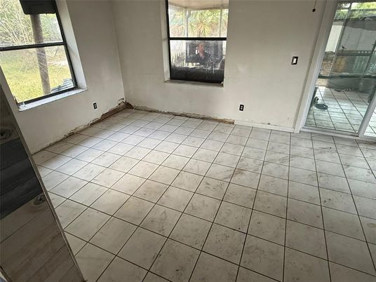 Empty room, Interior