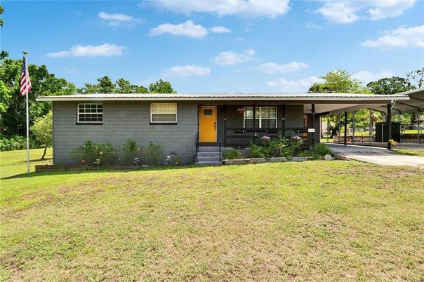 Backyard, Exterior, Facade, Brick Facade, Ranch