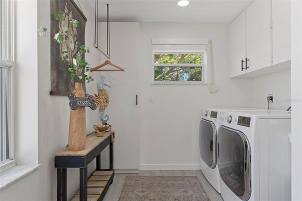 Interior, Recessed Lighting, Washer, Wood Texture Flooring