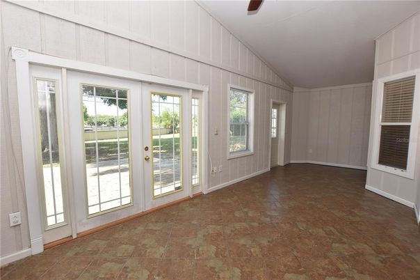 Empty room, Interior