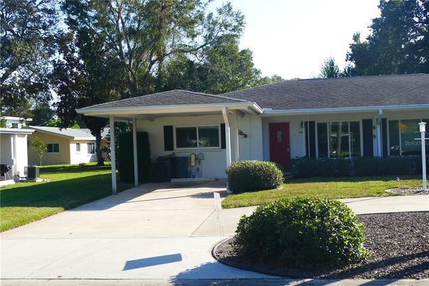 Exterior, Facade, Ranch