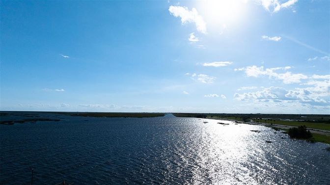 Exterior, Lake
