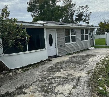 Exterior, Facade, Ranch