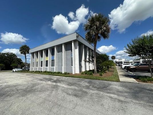 Exterior, Facade, Modern