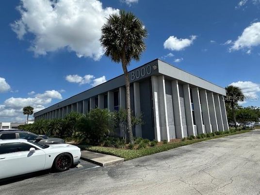 Exterior, Facade, Modern