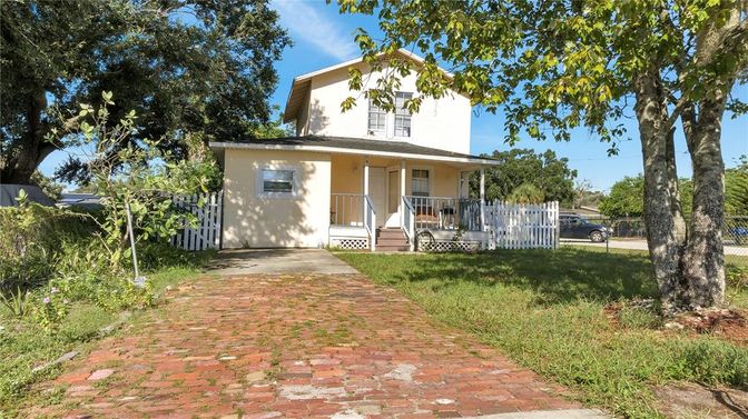 Backyard, Exterior, Facade, American Foursquare