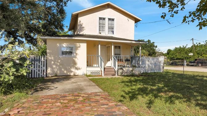 Backyard, Exterior, Facade, American Foursquare