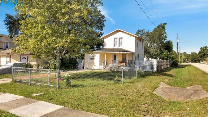 Backyard, Exterior, Facade, Queen Anne Victorian