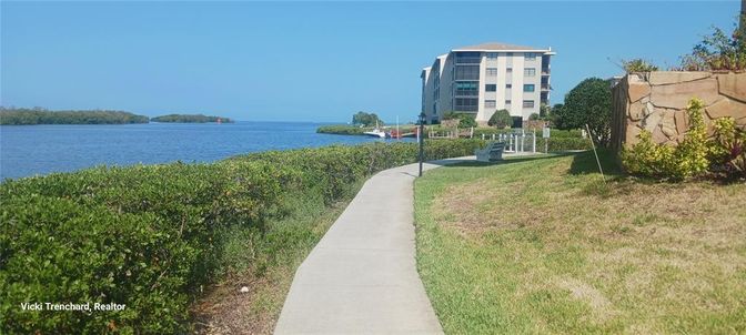 Exterior, Lake