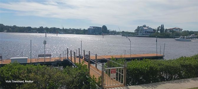 Exterior, Lake