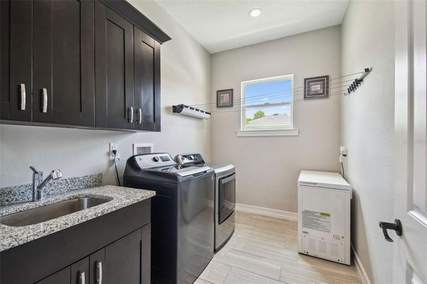 Interior, Recessed Lighting, Washer, Wood Texture Flooring