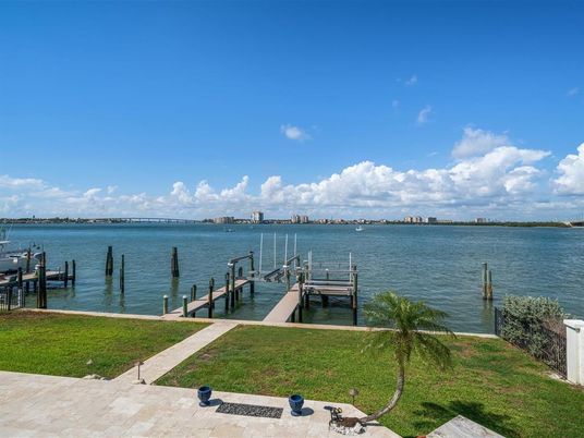 Exterior, Lake