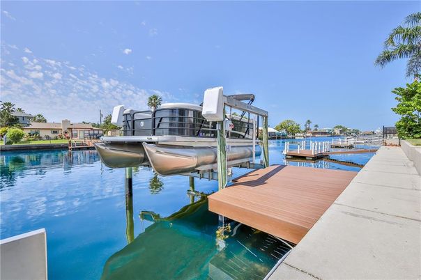 Exterior, Lake