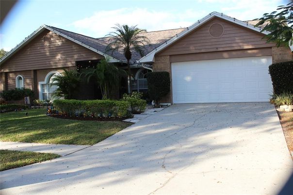 Attached, Exterior, Facade, American Craftsman