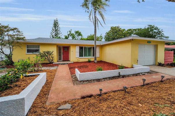 Attached, Exterior, Facade, Ranch