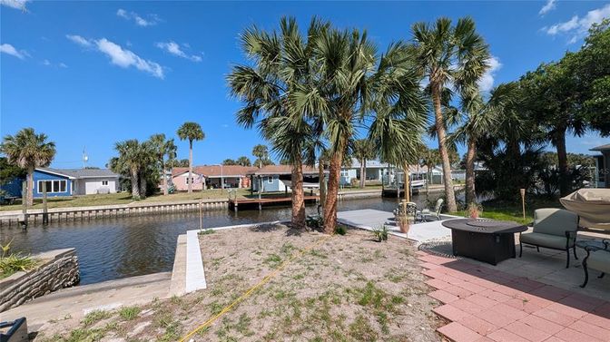 Exterior, Lake