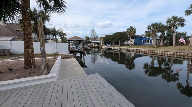 Exterior, Lake