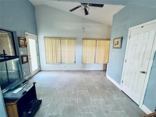 Empty room, Interior