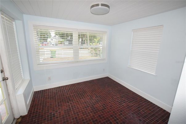 Empty room, Interior