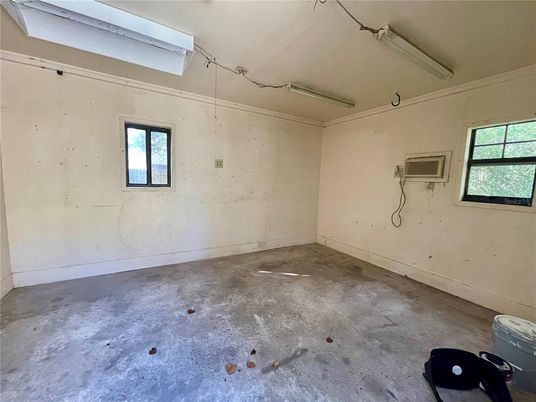 Empty room, Interior