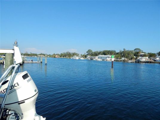 Exterior, Lake