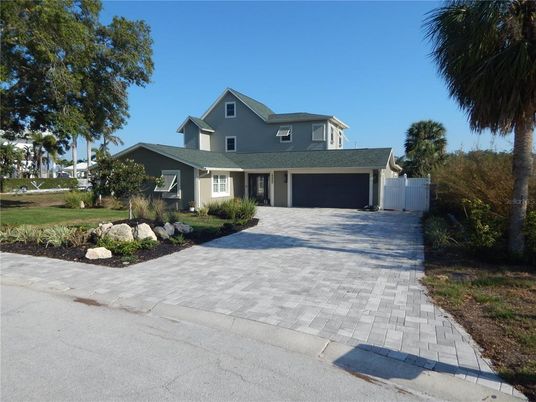 Attached, Exterior, Facade, American Craftsman