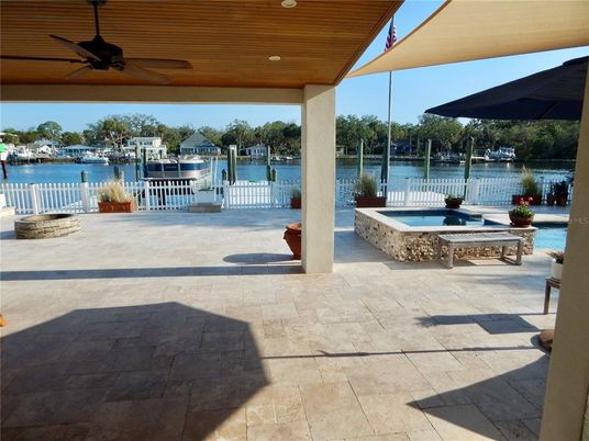 Exterior, Lake